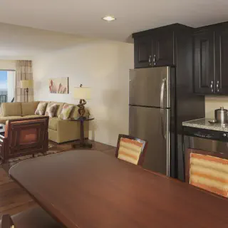 /img/2670-orlando-honeymoon-suite-dining.webp