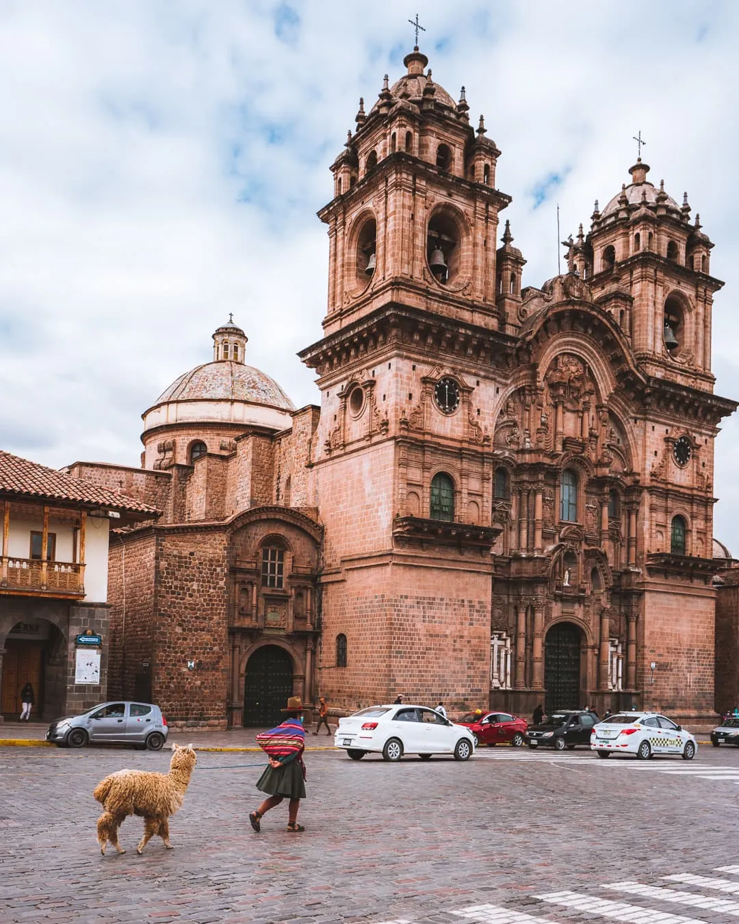 2717 cusco honeymoon couple hiking