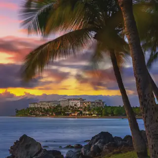 /img/2726-hawaiian-honeymoon-resorts-cocktails.webp