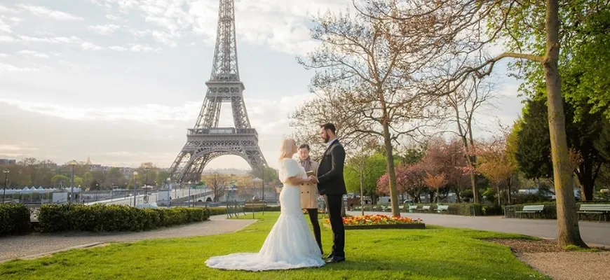 2736 couple traveling europe