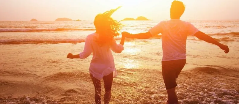 2749 couple holding hands