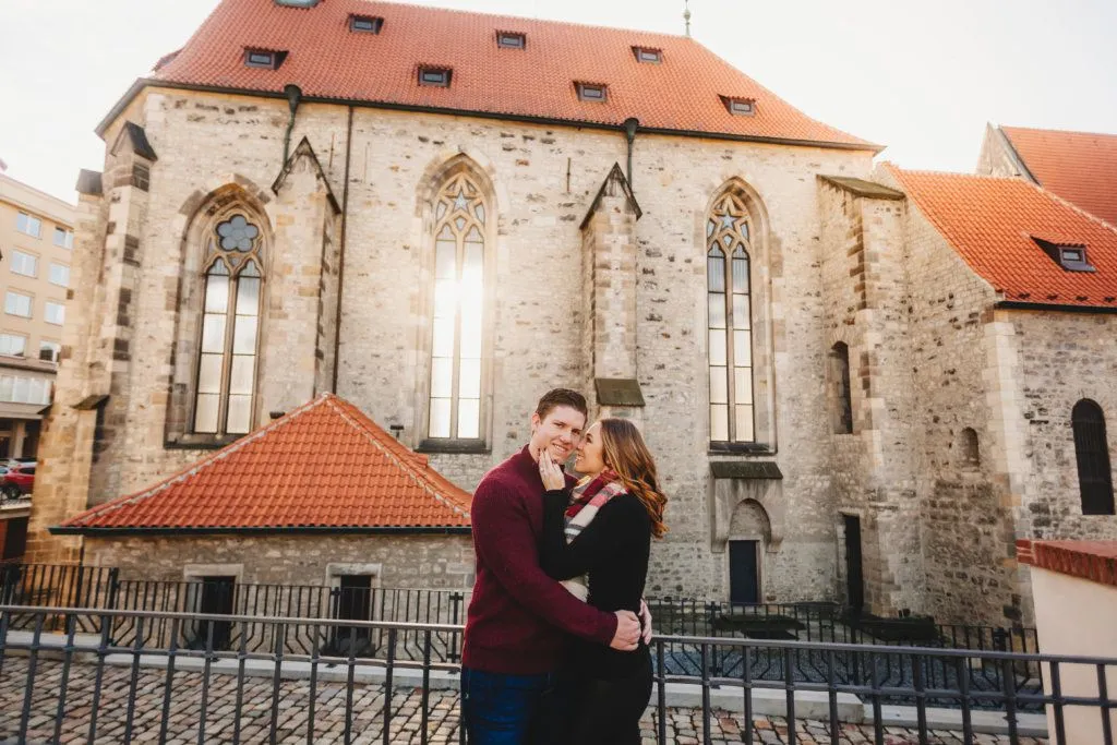 2774 couple traveling prague