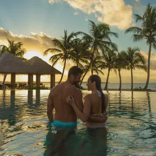 /img/2848-jamaica-honeymoon-couple.webp