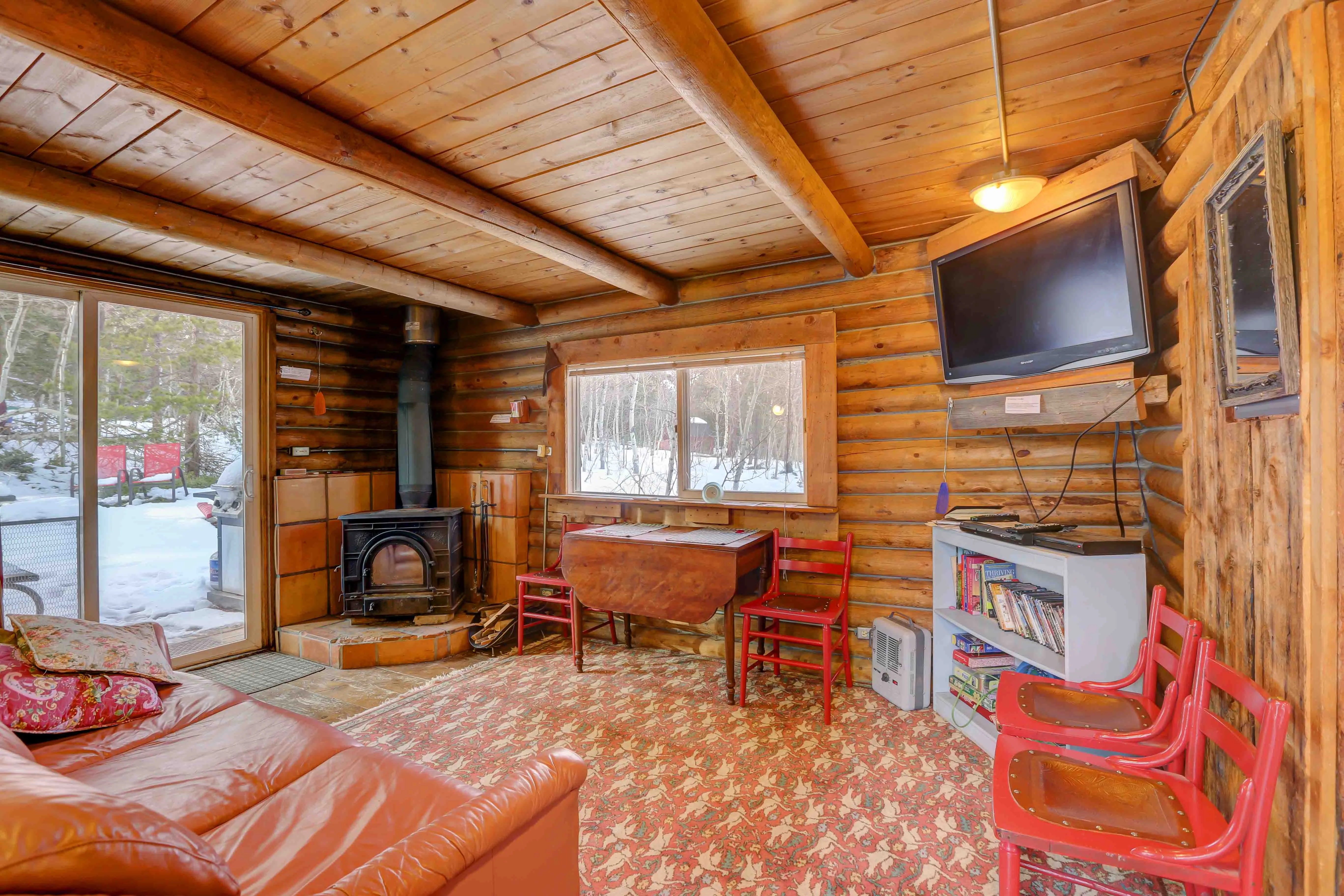 2861 cabin with fireplace