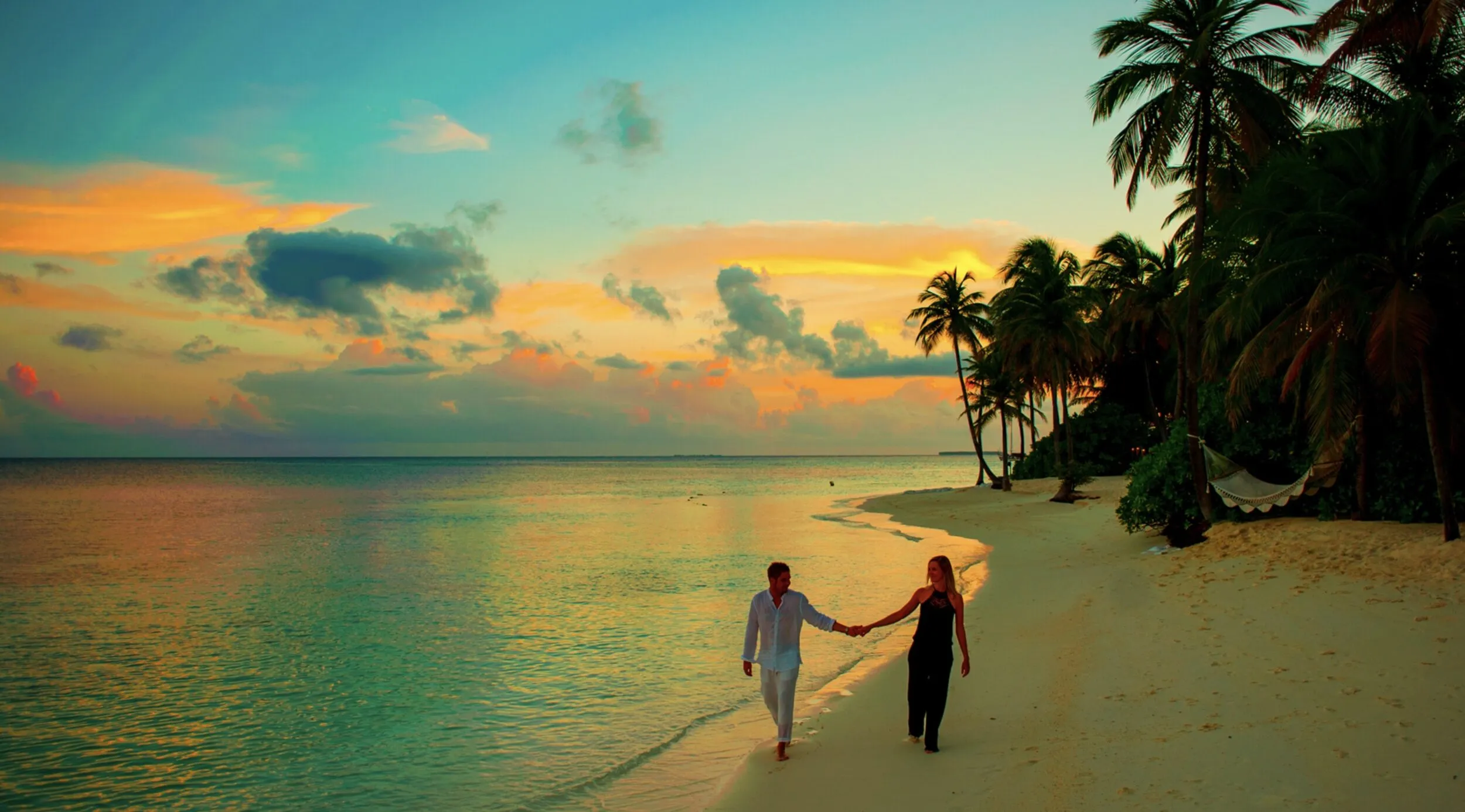 2868 honeymoon couple sunset