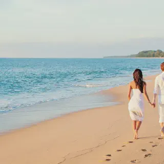 /img/2887-honduras-honeymoon-couple.webp