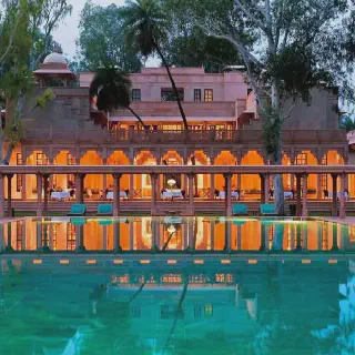 /img/2923-luxury-resort.webp