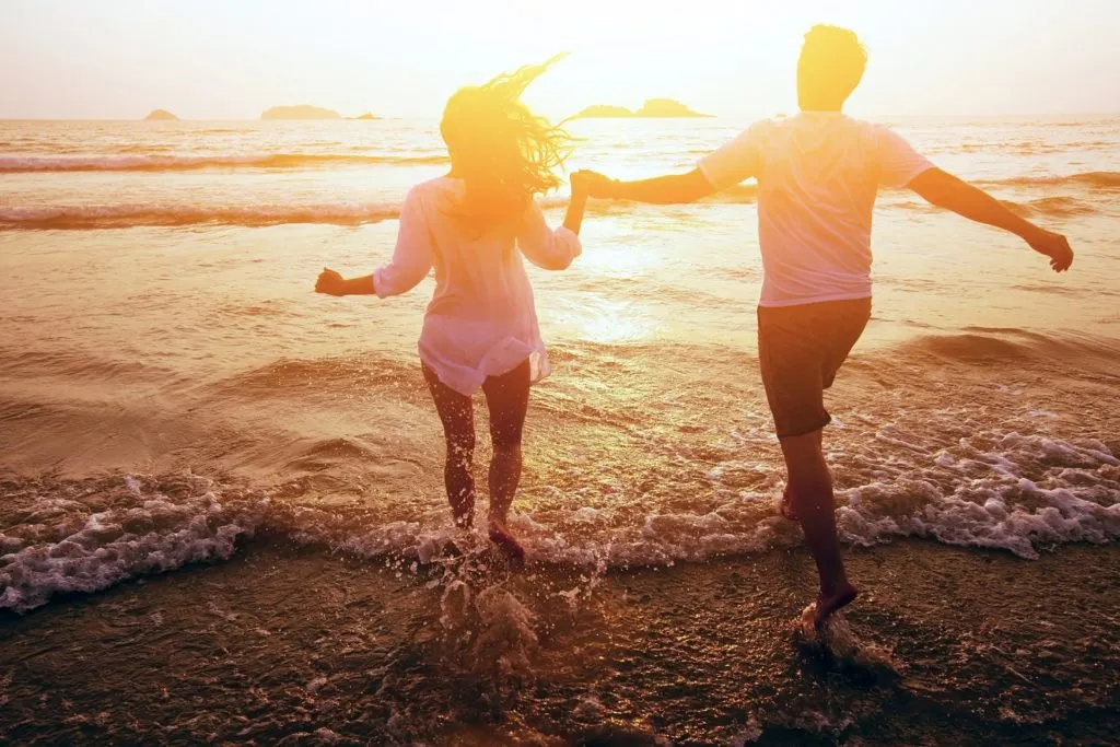 /img/2980-couple-sunset-honeymoon.webp
