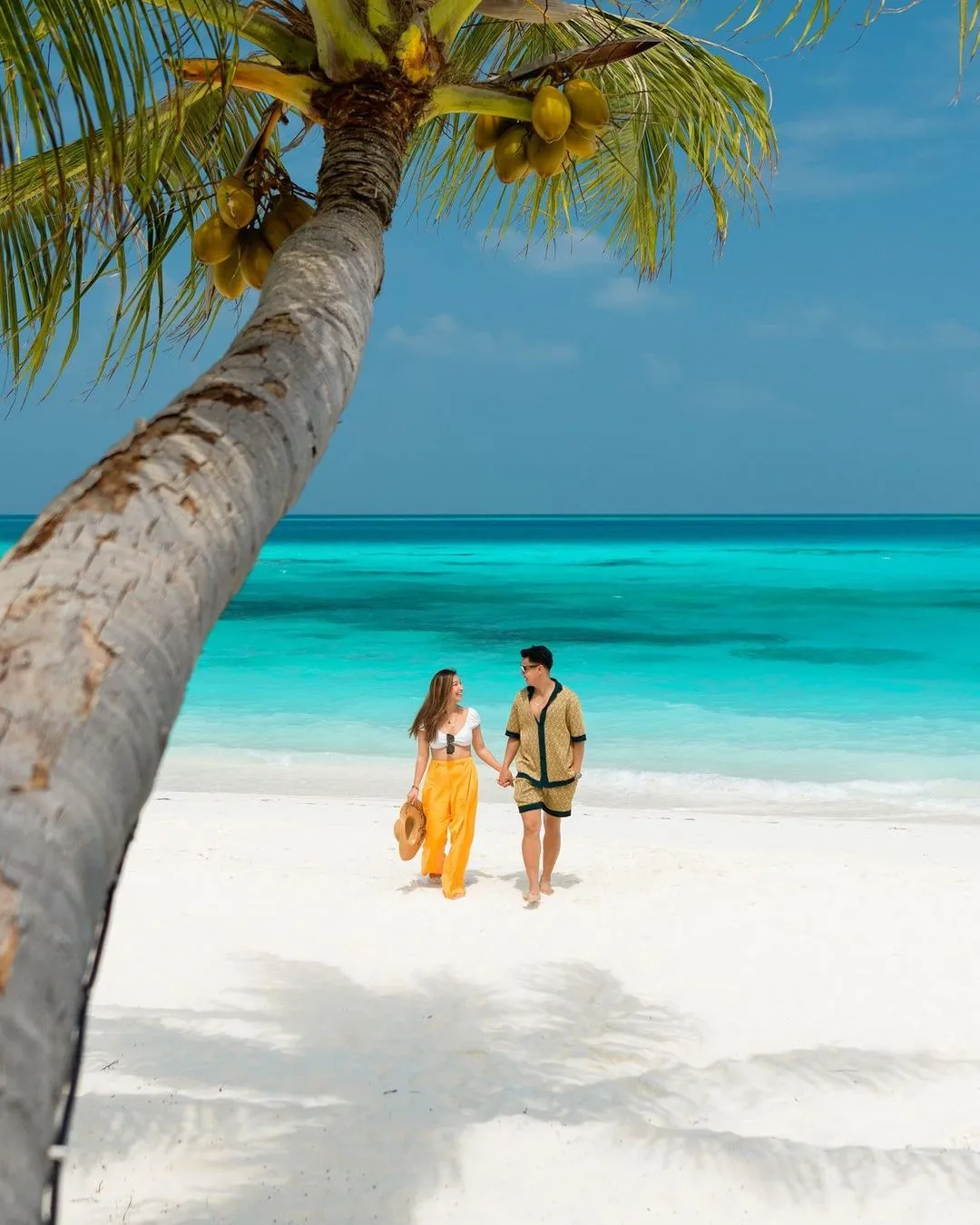 /img/2987-couple-traveling-honeymoon.webp