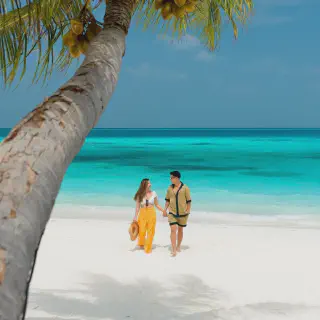 /img/2987-couple-traveling-honeymoon.webp