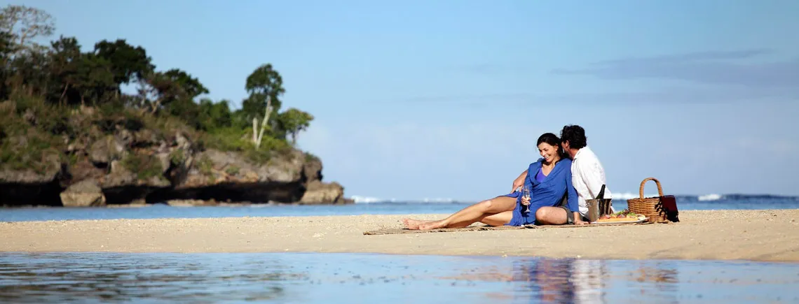 2990 fiji honeymoon couple beach