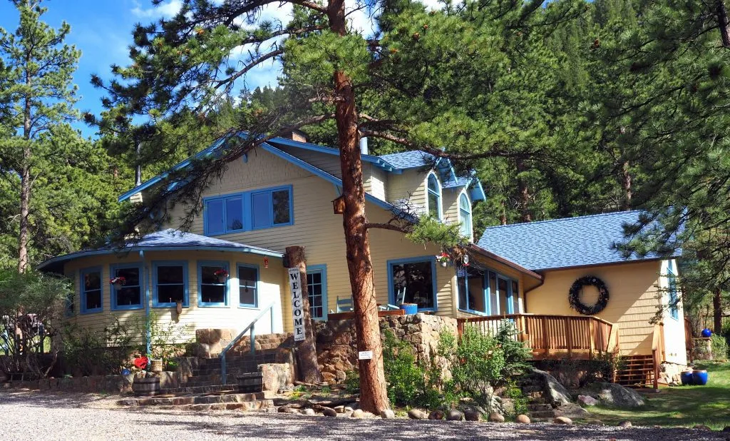 3052 estes park honeymoon couple