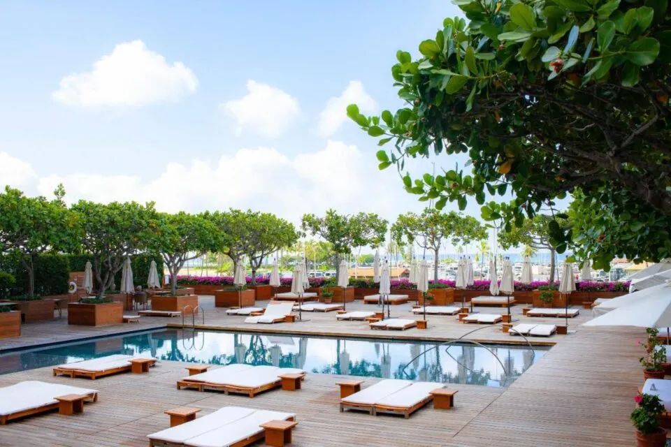 /img/3071-hawaiian-honeymoon-suite.webp