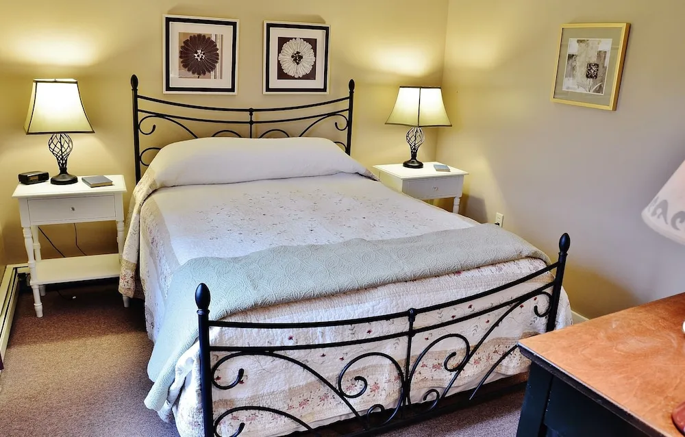 /img/3085-vermont-honeymoon-resort-7.webp