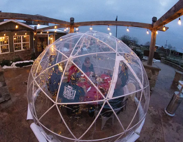 /img/3119-igloo-honeymoon-interior.webp