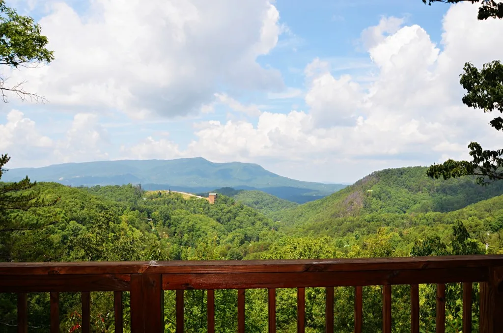 3127 pigeon forge cabin hot tub