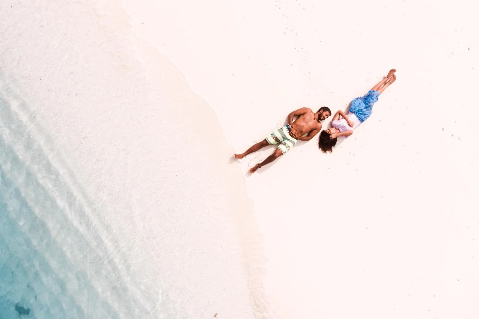 3143 maldives couple beach